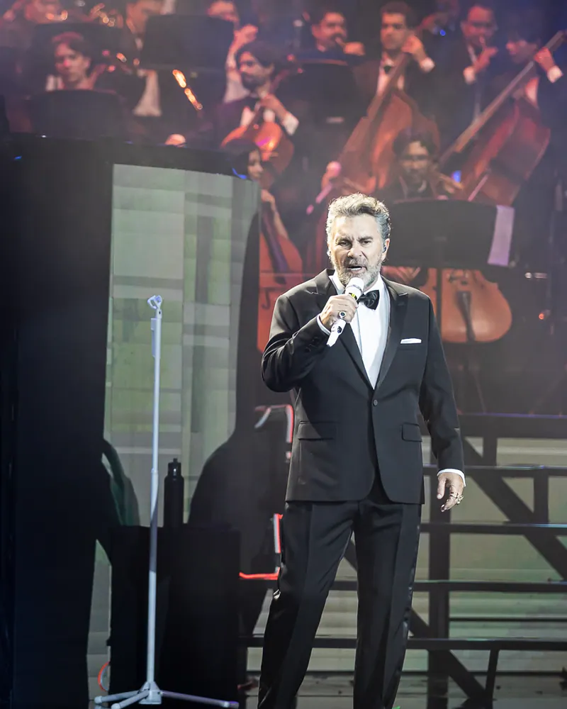 Manuel Mijares cantando acompañado de orquesta sinfónica