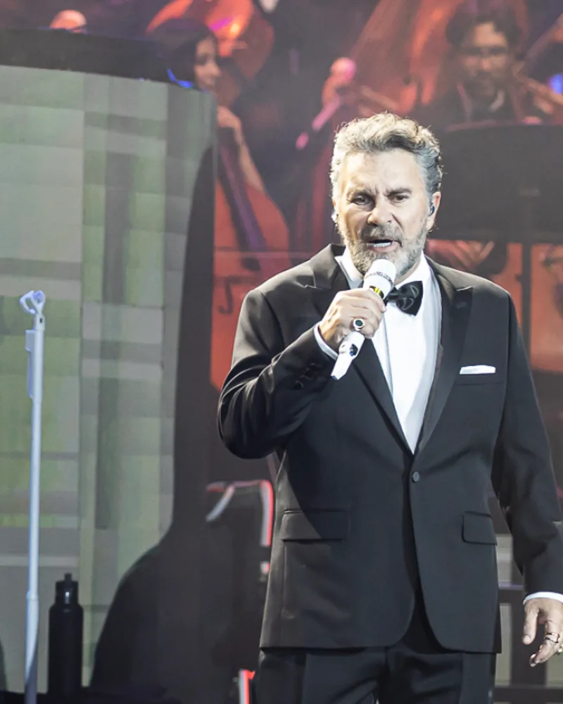 Manuel Mijares cantando acompañado de orquesta sinfónica